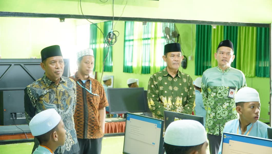 Kunjungi MTs Putra, Kakan Kemenag dan Kasi Penmad Barru Tinjau Langsung Pelaksanaan Ujian Akhir Madrasah Kelas IX